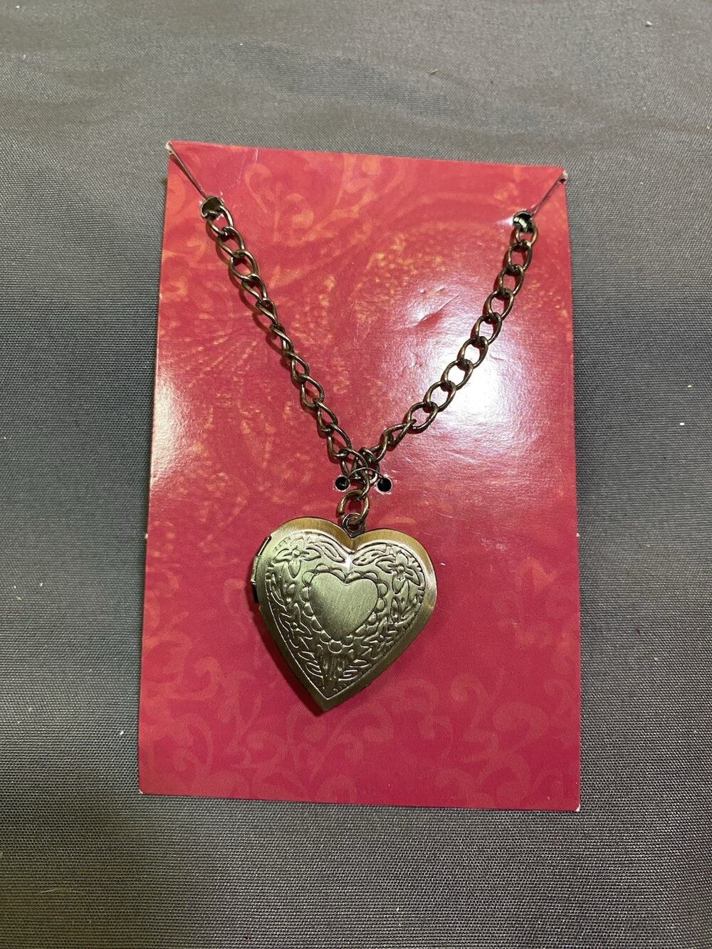 Vintage Heart Locket Necklace - 18” Chain - Heart Locket 1”
